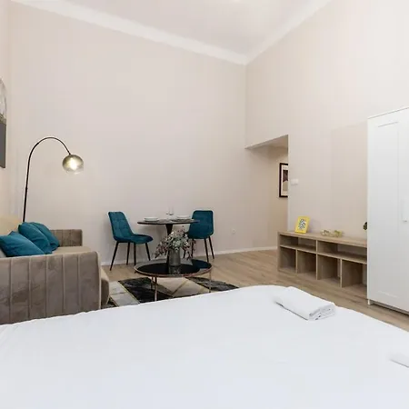 Center 2 Bedroom Apartment! Budapest