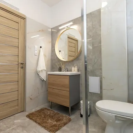 Center 2 Bedroom Apartment! *