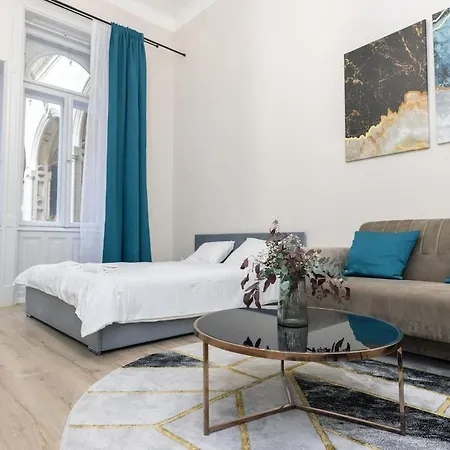 Center 2 Bedroom Apartment! *