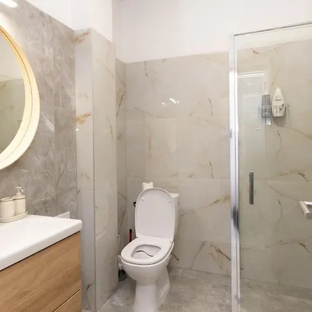 Center 2 Bedroom Apartment! Lägenhet *
