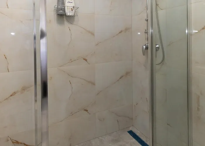 Center 2 Bedroom Apartment!