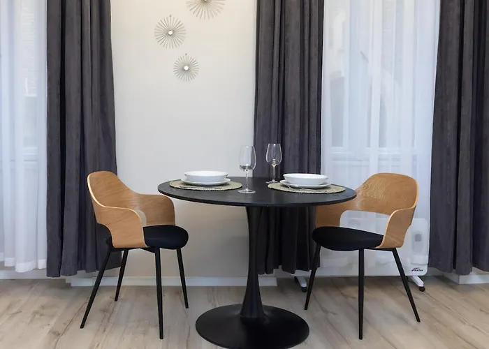Apartment Center 2 Bedroom Apartment!
