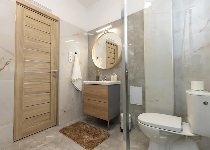 Center 2 Bedroom Apartment! *